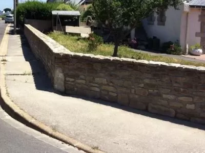 Mur en pierre avec joints